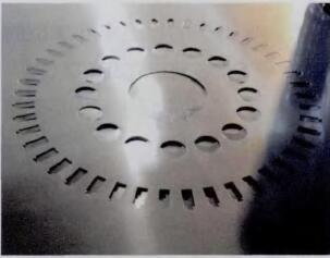 圖1 電機模具沒取出，二次沖裁造成啃刀