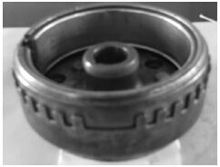 圖2 飛輪殼體上鉚接一個(gè)帶缺殼體